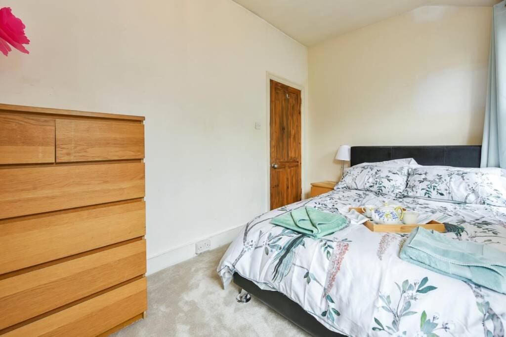 Groves 4 Bedroom, Shepherds Bush 런던 외부 사진
